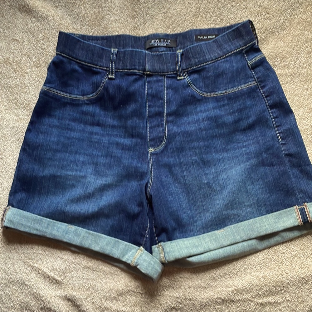 Judy Blue pull on blue denim cuffed shorts.